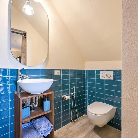 Pieds Dans L'eau - *