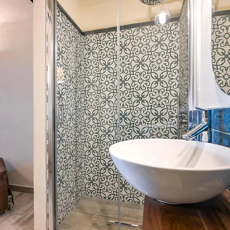 Pieds Dans L'eau - *